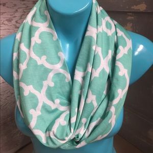 🌟🌟🌟NWOT! Mint Scalloped Infinity Scarf